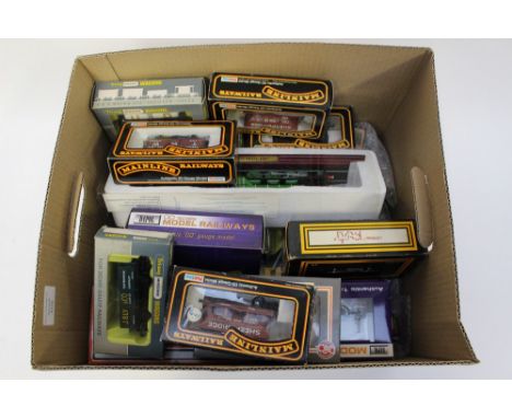 00/H0 scale model railway coaches and wagons by Hornby, Mainline, Wrenn, Lina etc, some boxed