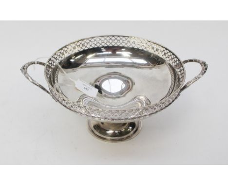 A Mappin and Webb silver pedestal bow, Sheffield 1913, weight 18.18 ozt, 565.4 grams approx 