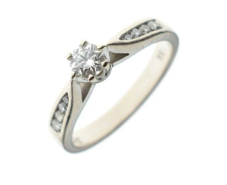 Diamond set dress ring, the shoulders each set four graduated diamond points, stamped '750', size M½   Condition: 