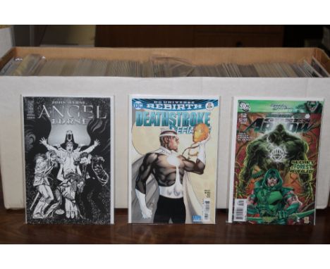 A box of +/- 300 comics, mainly DC comics and also including IDW comics, titles including "John Byrne, Angel Lorne", "DC Univ