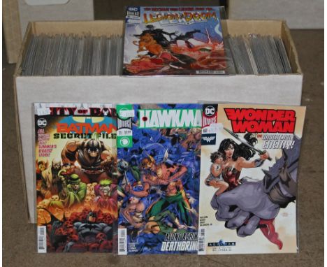 A box of +/- 150 comics, including DC Universe, titles including "Justice League", "The Fresh Men", "Nightwing", "Green Arrow