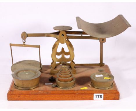 20th century brass postal scales balance 'Inland Parcels Post' on oak plinth base with set of nesting weights from half ounce