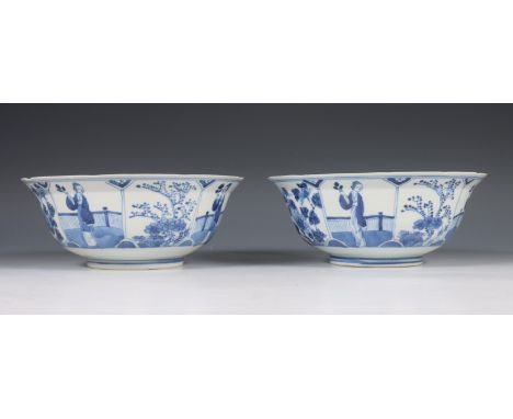 China, paar blauw-wit porseleinen kommen, 19e eeuw, elk gedecoreerd met panelen met elegante dames afgewisseld met panelen me