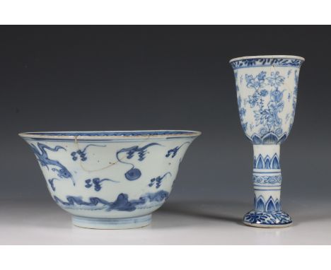 China, serie van drie blauw-wit porseleinen schoteltjes, stemcup en kom, Kangxi, de schotels met decor van ritformatie, gemer