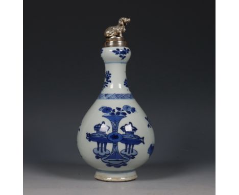 China, zilvergemonteerde blauw-wit porseleinen fles, Kangxi periode (1662-1722), het zilver later, de peervormige vaas gedeco