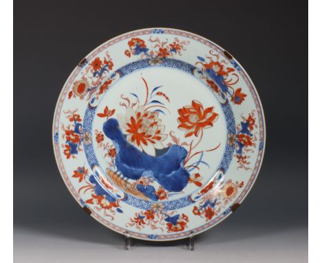 China, Imari porseleinen 'lotus' schotel, Kangxi periode (1662-1722), met centrale schildering van lotus, omgeven door cluste