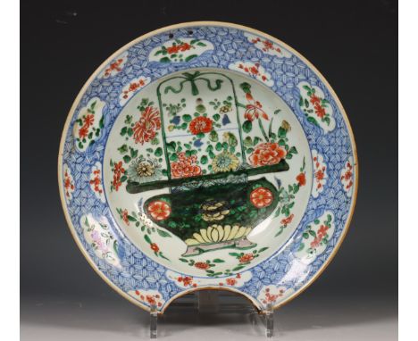 China, overgedecoreerd blauw-wit porseleinen scheerbekken, 19e eeuw, overgedecoreerd in famille verte kleuren met een bloemen