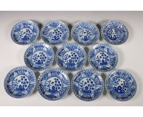 China, elf blauw-wit porseleinen schoteltjes, Qing-dynastie, 19e eeuw, gemerkt met vierkarakter Kangxi merk, hierbij divers b