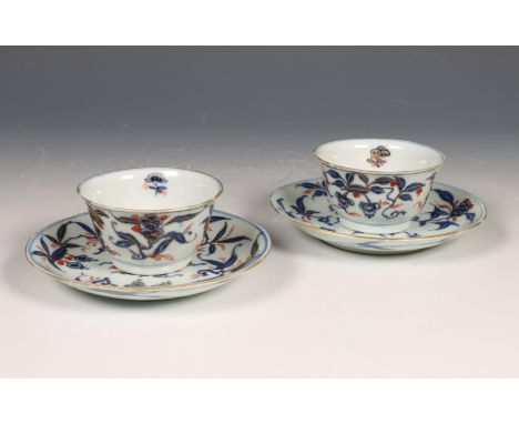 China, paar Imari porseleinen koppen en schotels, 18e eeuw, gedecoreerd met chrysanten (kleine chips) [4] diam. 11,7 cm (scho