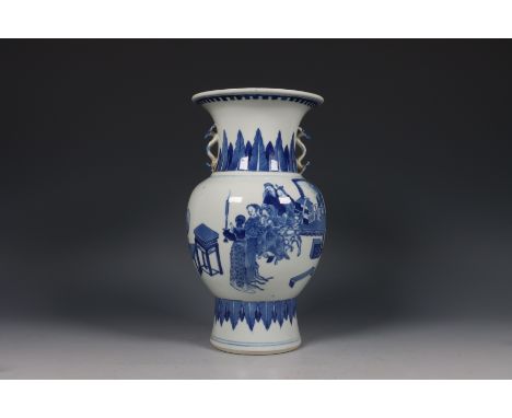 China, blauw-wit porseleinen vaas, 20e eeuw, gedecoreerd met elegante dames in een chique interieur, de hals met twee ruyi-gr