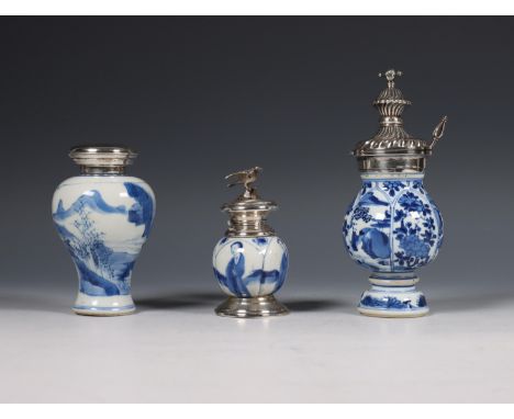 China, drie zilvergemonteerde blauw-wit porseleinen mosterdpotjes, Kangxi periode (1662-1722), het zilver later, een gedecore