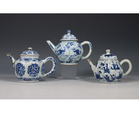 China, drie gelobde blauw-wit porseleinen theepotten, Kangxi periode (1662-1722), een met panelen met jongetjes en bloemen, e