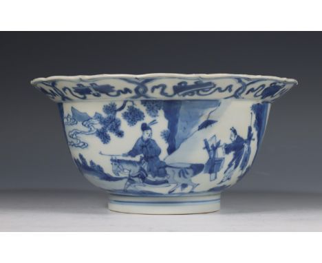 China, blauw-wit porseleinen kom, Kangxi zeskarakter merk en uit de periode (1662-1722), gedecoreerd met een hoogwaardigheids