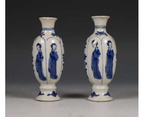 China, paar blauw-wit porseleinen vaasjes, Kangxi periode (1662-1722), beide met bloemvormige panelen met elegante dames en b