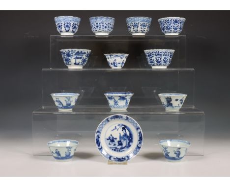 China, collectie blauw-wit porseleinen koppen en een schoteltje, Kangxi periode (1662-1722) en 19e eeuw, bestaande uit een se