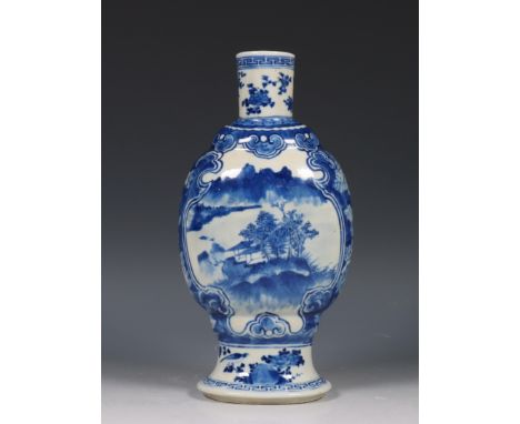 China, blauw-witte porseleinen pelgrimsfles, 19e/ 20e eeuw, de platte zijden gedecoreerd met rivierlandschappen, met apocrief