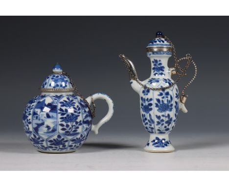 China, zilvergemonteerd blauw-wit porseleinen kannetje en mosterdpotje, Kangxi periode (1662-1722), een balustervormig, de an