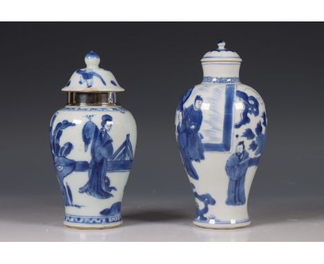 China, twee blauw-wit porseleinen theebusjes, Kangxi periode (1662-1722), een met later zilveren montuur en gedecoreerd met e