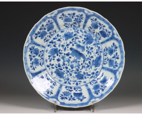 China, blauw-wit porseleinen 'lotus' bord, Kangxi periode (1662-1722), gedecoreerd met een centraal paneel met lotus en bloem