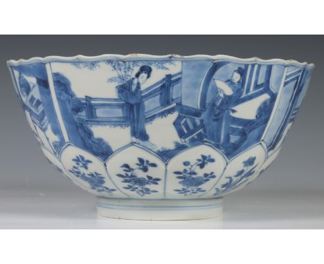 China, blauw-wit porseleinen gemodelleerde kom, Kangxi merk en periode (1662-1722), gemodelleerd met een rand bloembladeren, 