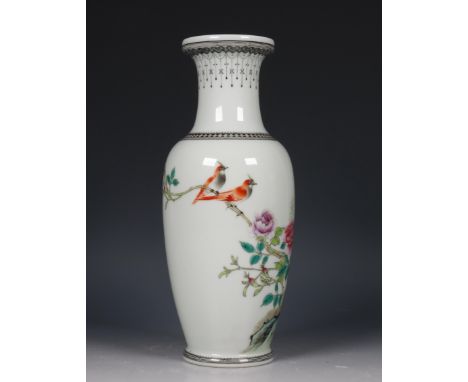 China, famille rose vaas, modern, gedecoreerd met vogels en pioenrozen, met kalligrafie, met apocrief zegelmerk [1] h. 26 cm 