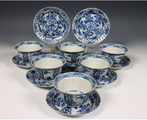 China, set van zes blauw-wit porseleinen koppen en acht schotels, 19e eeuw, gedecoreerd met bloemenpanelen (haarlijn) [14] di