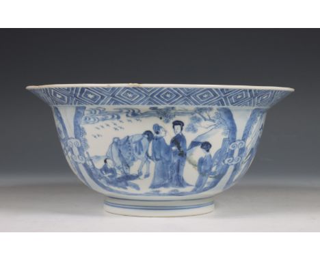 China, blauw-wit porseleinen kom, Kangxi periode (1662-1722), gedecoreerd met vier figurenscenes, de binnenzijde met spelende