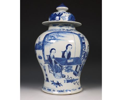 China, blauw-wit porseleinen baluster dekselvaas, modern, gedecoreerd met elegante dames aan een kalligrafietafel in een rijk