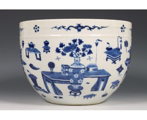 China, blauw-wit porseleinen wierookbrander, Kangxi periode (1662-1722), het ronde vat gedecoreerd met verschillende bloemenv
