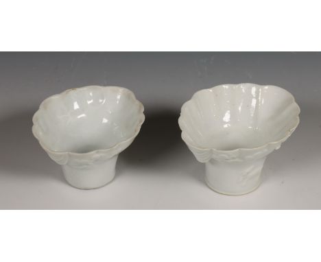 China, twee blanc-de-chine plengofferbekers, 18e eeuw, een gemodelleerd met draak en feniks en de ander met tijger, hert, dra