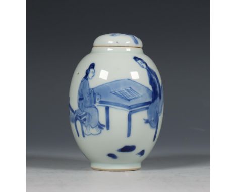 China, blauw-wit porseleinen theebusje, Kangxi periode (1662-1722), gedecoreerd met een doorlopende scene van elegante dames 