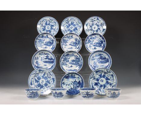 China, collectie blauw-wit porseleinen koppen en schotels, 18e / 19th eeuw, bestaande uit een set van vier koppen en drie sch