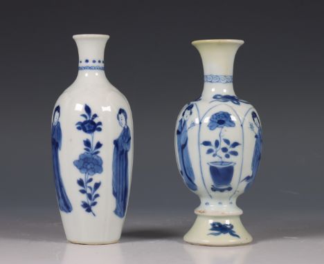 China, twee blauw-wit porseleinen vaasjes, Kangxi periode (1662-1722), beide met panelen met elegante dames en jardinières, b