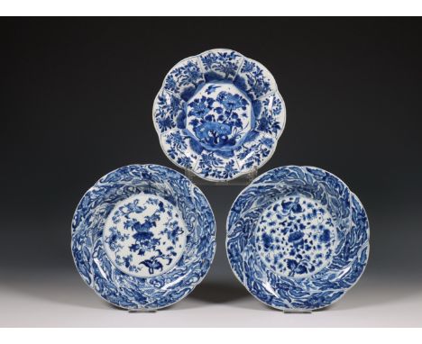China, een paar en een enkel blauw-wit porseleinen gelobd bord, Kangxi periode (1662-1722), alle gedecoreerd met bloemen (all