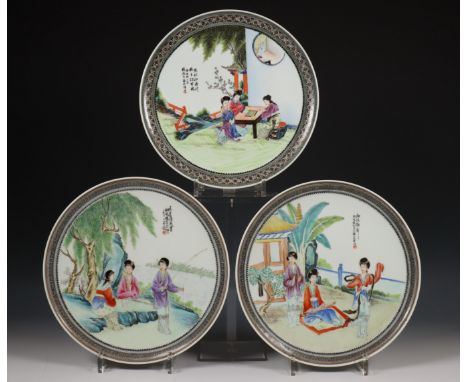 China, zes famille rose porseleinen wandborden, modern, elk verschillend gedecoreerd met elegante dames die musiceren, go spe