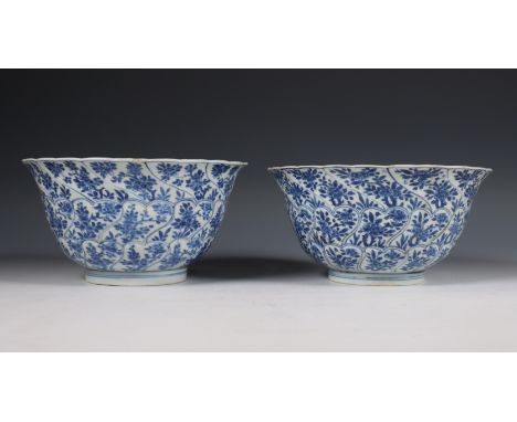 China, paar blauw-wit porseleinen gelobde kommen, Kangxi periode (1662-1722), beide gemodelleerd met rijen panelen met lotus 