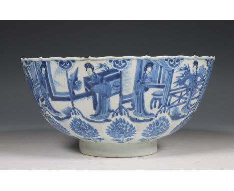 China, blauw-wit porseleinen kom, Kangxi periode (1662-1722), gemodelleerd met een rij bloemblaadjes, waarboven een doorlopen