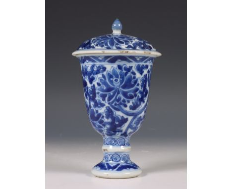 China, blauw-wit porseleinen 'lotus' dekselbeker, Kangxi periode (1662-1722), de hoge beker en deksel gedecoreerd met lotusbl