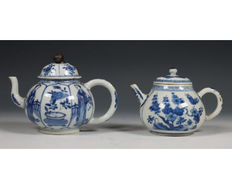 China, twee blauw-wit porseleinen theepotten, Kangxi periode (1662-1722), een gedecoreerd met elegante dames en jardinières, 