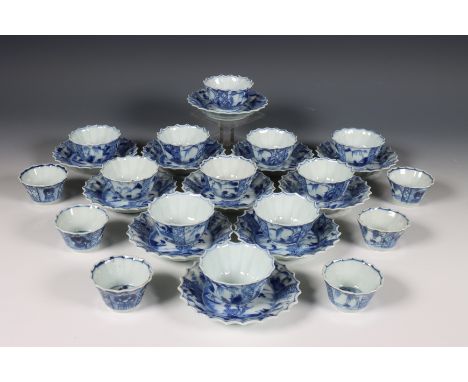 China, set van elf geschulpte koppen en schotels, Kangxi periode (1662-1722), elk gedecoreerd met een visser in een rivierlan