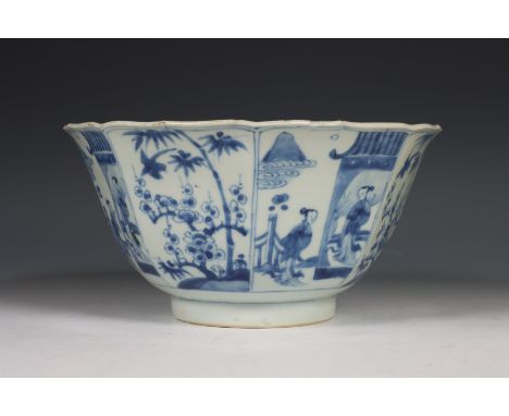China, paar achtkantige blauw-wit porseleinen kommen, Kangxi periode (1662-1722), de zijden gedecoreerd met  figuren in een p