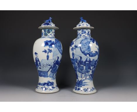 China, paar blauw-wit porseleinen baluster dekselvazen, 19e eeuw, beide gedecoreerd met elegante dames die weiqi spelen in ee