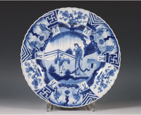 China, blauw-wit porseleinen bord, 19e eeuw, met Kangxi decor van lange lijs bij hekwerk [1] diam. 23,5 cm. 