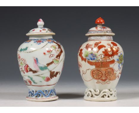 China, twee famille rose porseleinen theebusjes, Qianlong periode (1736-1795), een gedecoreerd met vogel op prunustak, de and