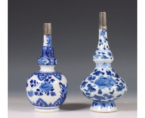 China, twee zilvergemonteerde blauw-wit porseleinen sprenkelaars, Kangxi periode (1662-1722), een gedecoreerd met lotus, de a