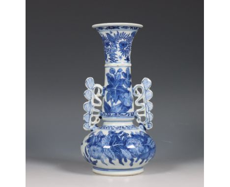 China, blauw-wit porseleinen 'Venetiaans glas' vaas, Kangxi periode (1662-1722) gemodelleerd met twee oren in imitatie van Ve