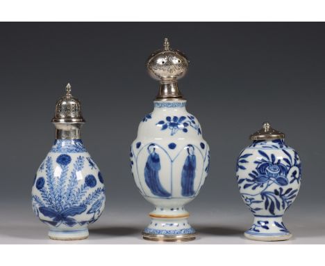 China, drie zilvergemonteerde blauw-wit porseleinen strooiers, Kangxi periode (1662-1722), het zilver later, een gedecoreerd 