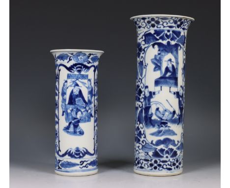 China, twee blauw-wit porseleinen rouleau vazen, 19e eeuw, elk gedecoreerd met toneelscènes tussen plantenmotieven, apocrief 