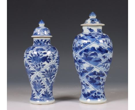 China, twee blauw-wit porseleinen dekselvaasjes, Kangxi periode (1662-1722), beide gedecoreerd met ruitvormige panelen, de ee