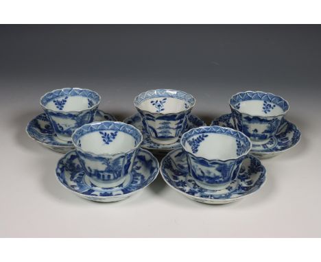 China, set van vijf blauw-wit porseleinen koppen en schotels, 18e eeuw, gedecoreerd met bloemenvazen en rivierlandschappen, m